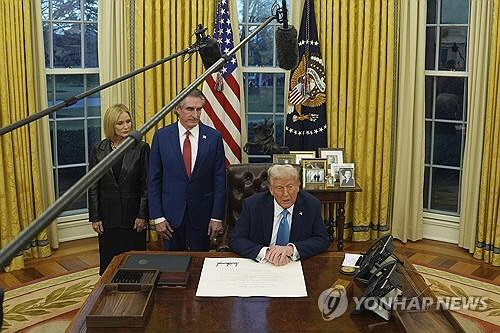 집무실에서 취재진의 질의에 답하는 트럼프[워싱턴 AP=연합뉴스]